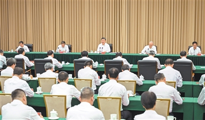 【人民日报】习近平在听取海南自由贸易港建设工作汇报时强调  认真学习贯彻党的二十届四中全会精神 高标准建设海南自由贸易港  蔡奇出席汇报会